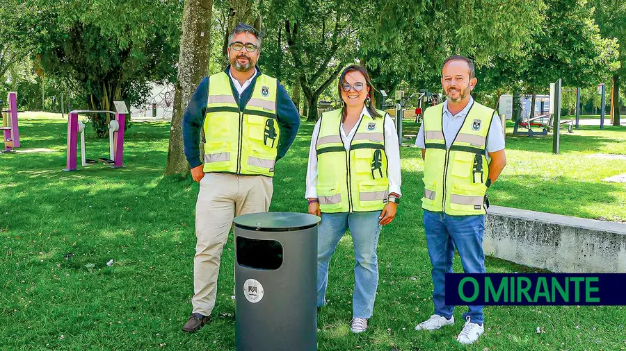 A Câmara de Rio Maior instalou cem novas papeleiras na cidade