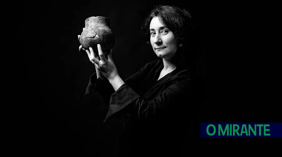 Expedição científica retira vários ossos humanos e animais de gruta de Ourém Expedição científica retira vários ossos humanos e animais de gruta de Ourém