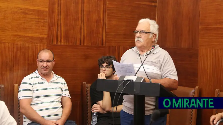 Utentes do Cartaxo entregam 225 assinaturas a exigir viaduto em Santana Utentes do Cartaxo entregam 225 assinaturas a exigir viaduto em Santana