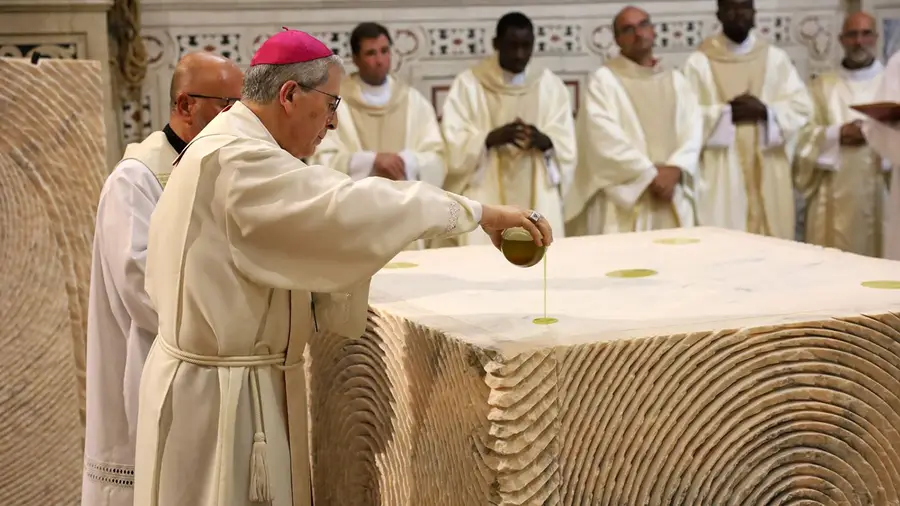 Bispo acredita que fiéis vão habituar-se ao polémico novo altar da Sé de Santarém