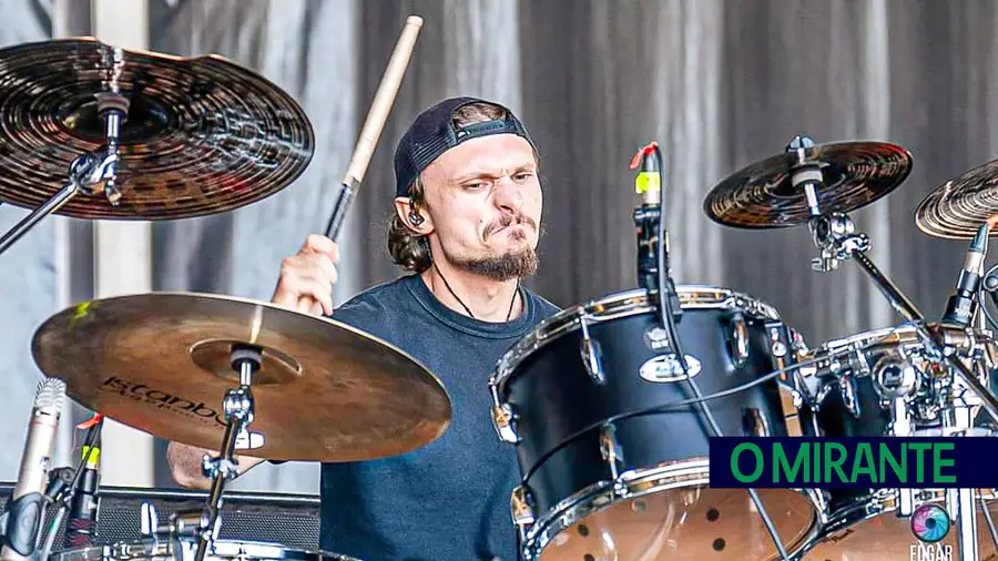 O baterista de Samora Correia que serpenteia as ruas de Lisboa em tuk-tuk O baterista de Samora Correia que serpenteia as ruas de Lisboa em tuk-tuk