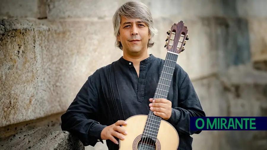 Guitarrista João Loureiro toca no jardim da Biblioteca de Santarém