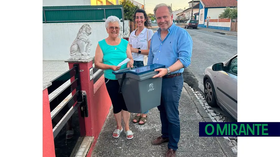 Recolha de resíduos porta-a-porta em duas zonas de Almeirim na aldeia da Raposa