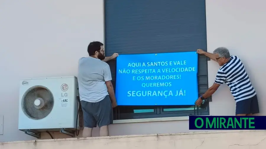 Moradores dos Casais Novos penduram lonas em protesto contra a Santos e Vale