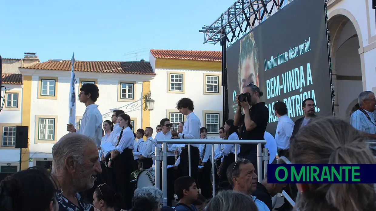 Patrícia Sampaio recebida por multidão no regresso a Tomar