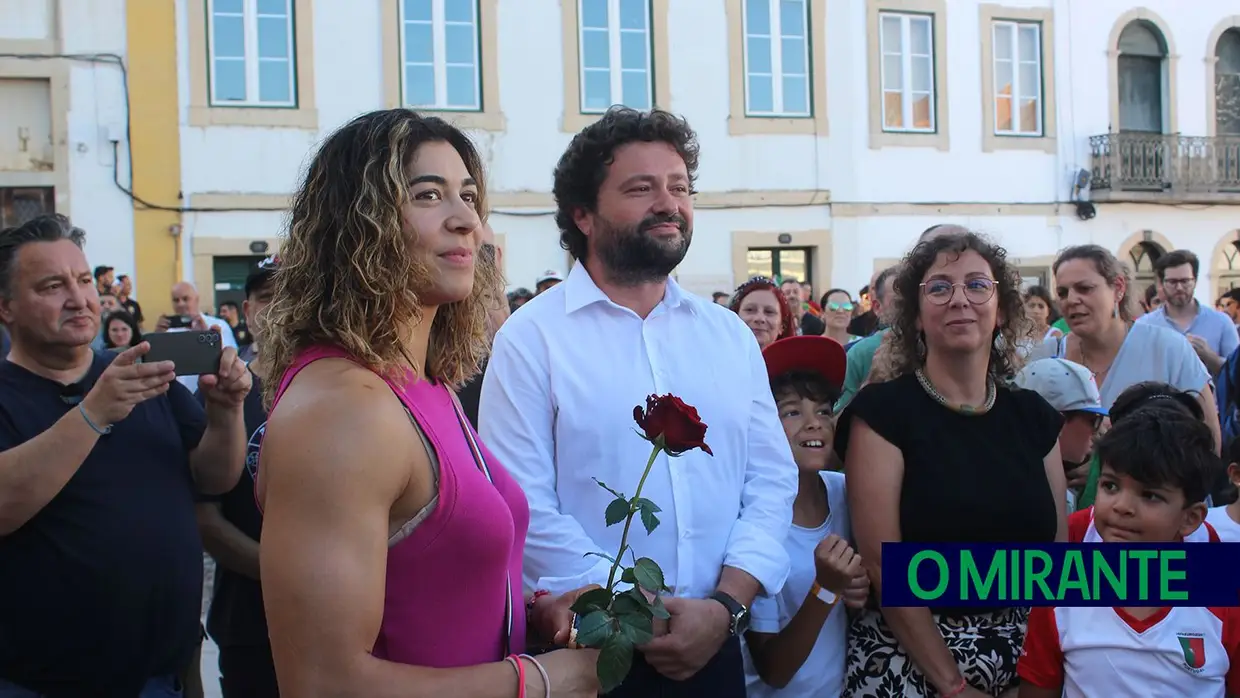 Patrícia Sampaio recebida por multidão no regresso a Tomar