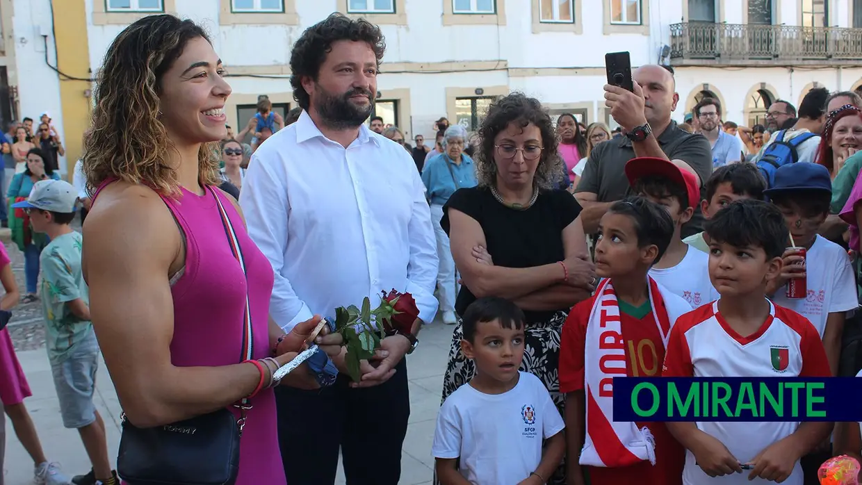 Patrícia Sampaio recebida por multidão no regresso a Tomar
