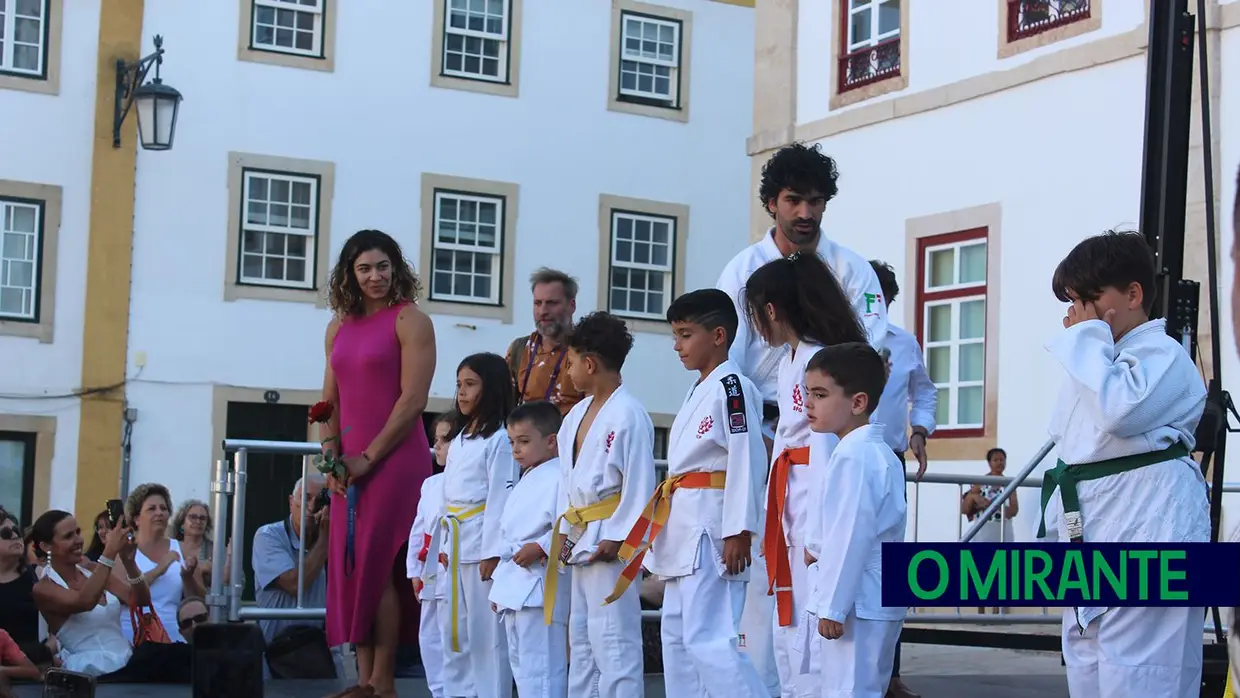 Patrícia Sampaio recebida por multidão no regresso a Tomar