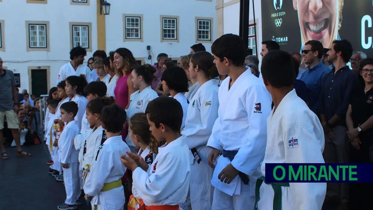 Patrícia Sampaio recebida por multidão no regresso a Tomar