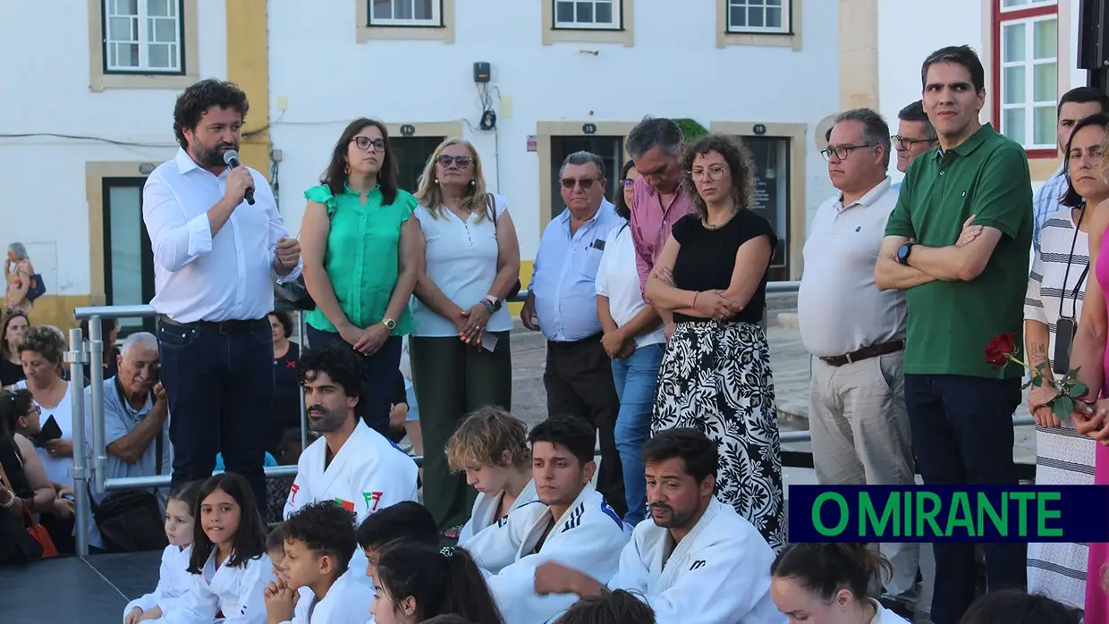 Patrícia Sampaio recebida por multidão no regresso a Tomar