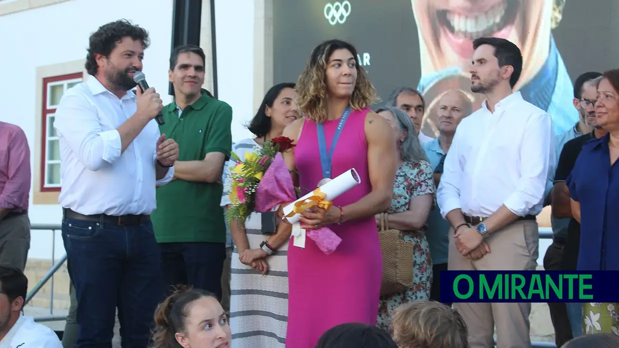 Patrícia Sampaio recebida por multidão no regresso a Tomar