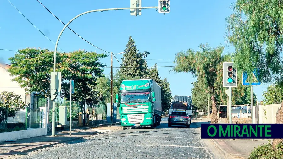 Lançado concurso público para mudar piso da EN251 na Azervadinha Lançado concurso público para mudar piso da EN251 na Azervadinha