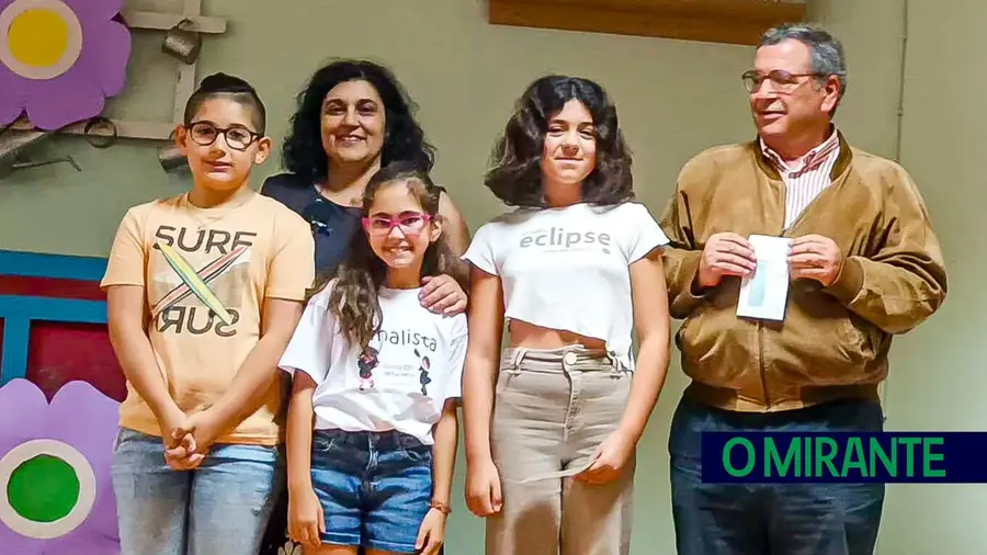 Prémios para melhores estudantes da Parreira oferecidos por ex-aluno Manuel Oliveira Prémios para melhores estudantes da Parreira oferecidos por ex-aluno Manuel Oliveira