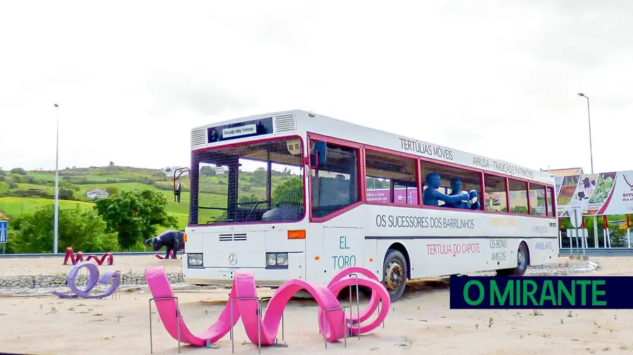 Arruda dos Vinhos livra-se do velho autocarro que ocupava a rotunda da A10 Arruda dos Vinhos livra-se do velho autocarro que ocupava a rotunda da A10