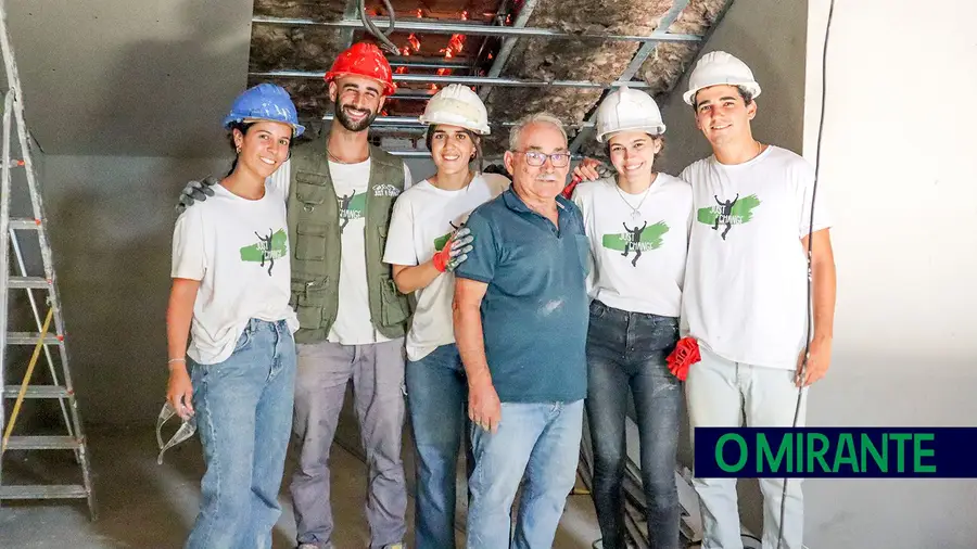 Jovens voluntários continuam a reabilitar casas e a melhorar a vida das pessoas na região Jovens voluntários continuam a reabilitar casas e a melhorar a vida das pessoas na região
