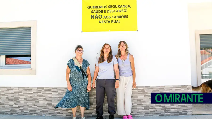 Moradores dos Casais Novos em protesto contra empresa por excesso de velocidade na passagem de camiões Moradores dos Casais Novos em protesto contra empresa por excesso de velocidade na passagem de camiões