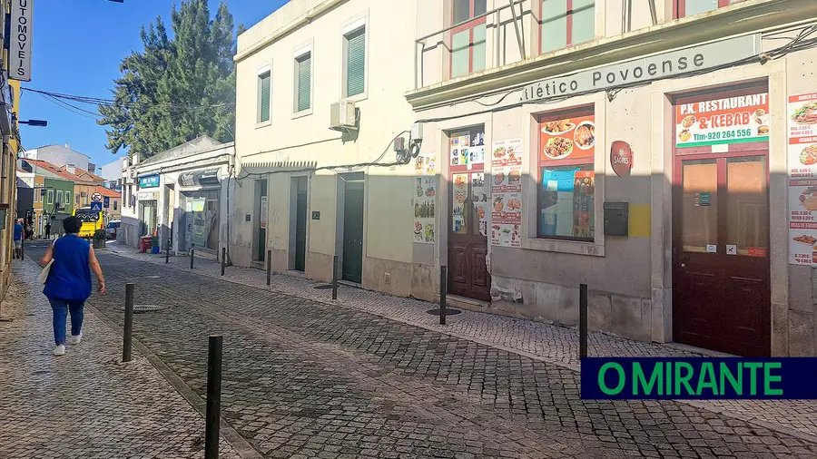 Antiga sede do Atlético Povoense é abrigo improvisado e sem condições para trabalhadores imigrantes Antiga sede do Atlético Povoense é abrigo improvisado e sem condições para trabalhadores imigrantes