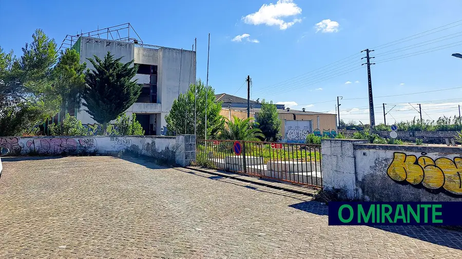 Inspecção-geral do ambiente realizou vistorias à antiga fábrica Cimianto de Alhandra Inspecção-geral do ambiente realizou vistorias à antiga fábrica Cimianto de Alhandra