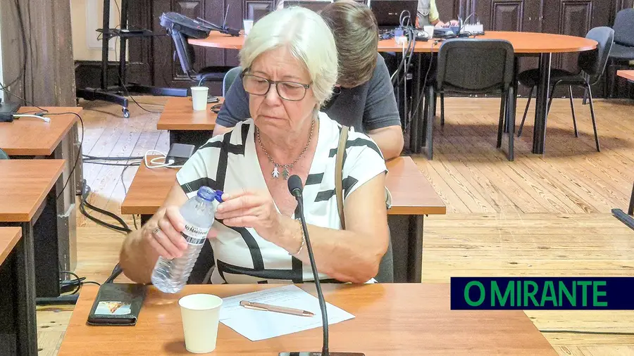 Adelaide Batista foi à reunião de Câmara de Benavente mostrar trabalho aos autarcas Adelaide Batista foi à reunião de Câmara de Benavente mostrar trabalho aos autarcas