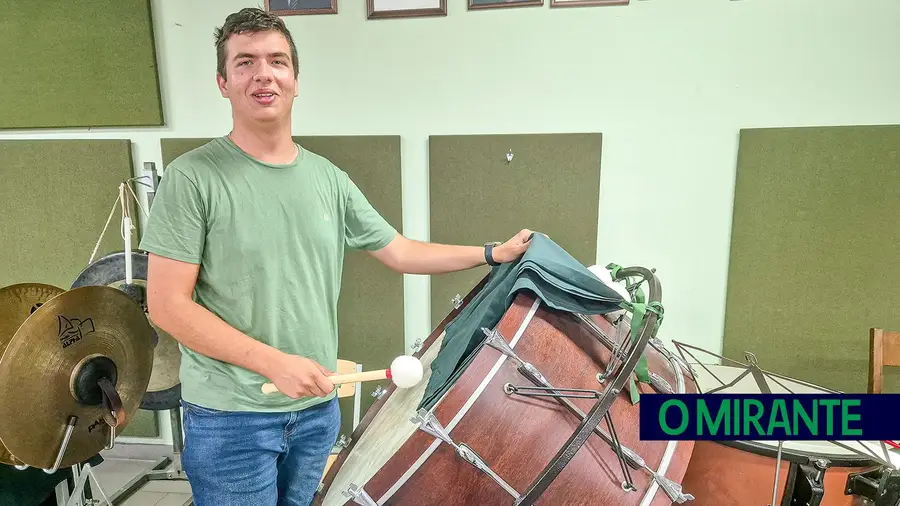 Sociedade Filarmónica União Samorense com aulas de piano, guitarra, canto e violino Sociedade Filarmónica União Samorense com aulas de piano, guitarra, canto e violino