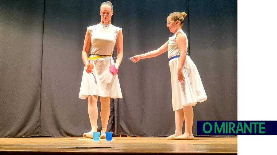 Na Escola de Ballet do Centro Cultural e Recreativo de Casais dos Britos