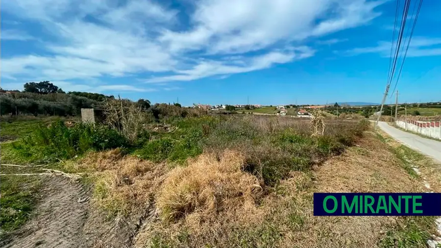 Câmara de Santarém cede terreno para estacionamento em Alcanhões Câmara de Santarém cede terreno para estacionamento em Alcanhões
