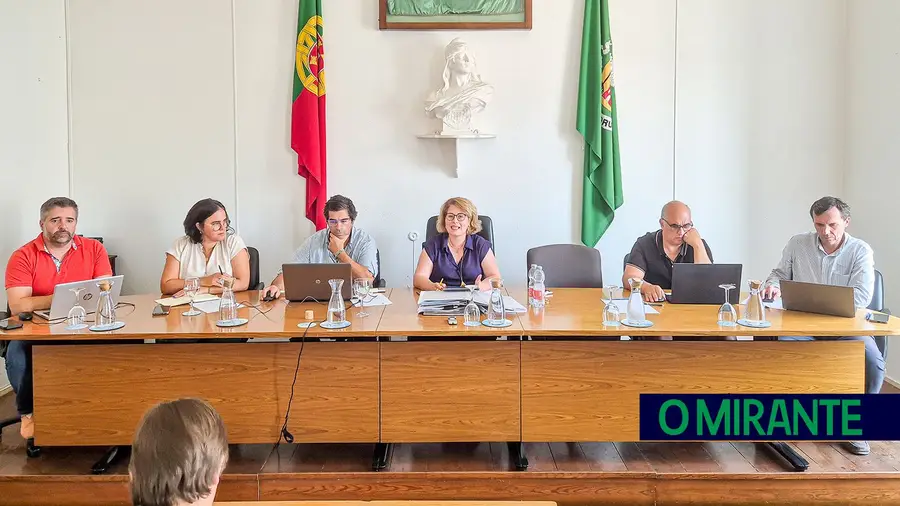 Autarcas apontam dedo à Ecolezíria na acumulação de lixo em Coruche Autarcas apontam dedo à Ecolezíria na acumulação de lixo em Coruche