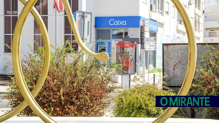 Câmara de Alpiarça compra espaço à Caixa para o arrendar à mesma entidade Câmara de Alpiarça compra espaço à Caixa para o arrendar à mesma entidade