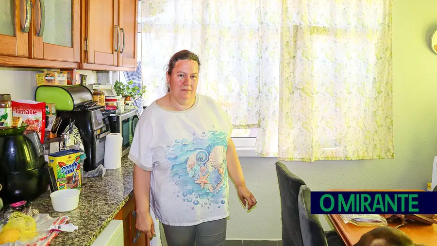 Mãe com quatro filhos menores continua desesperada à procura de casa Mãe com quatro filhos menores continua desesperada à procura de casa