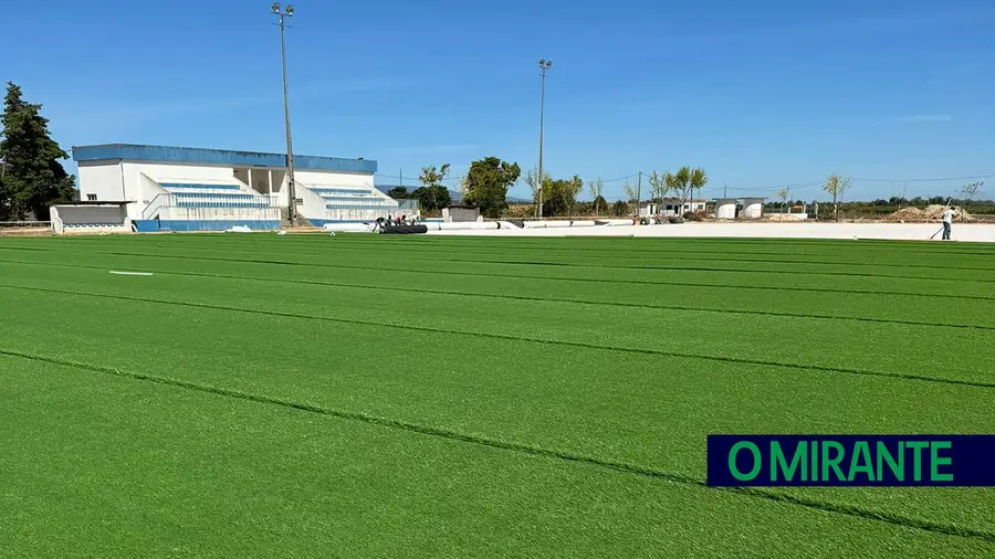 Campo de futebol de Azinhaga já tem relvado sintético Campo de futebol de Azinhaga já tem relvado sintético