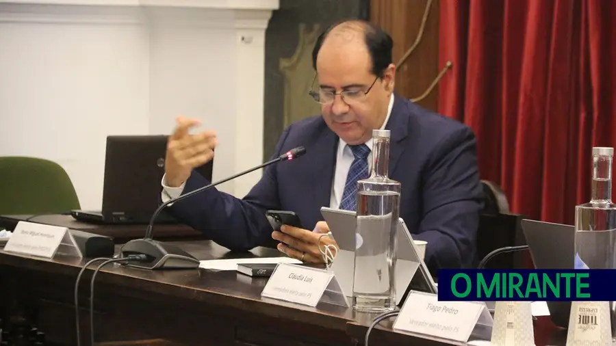 Nuno Henriques questiona uso de telemóveis pela Câmara de Alenquer Nuno Henriques questiona uso de telemóveis pela Câmara de Alenquer