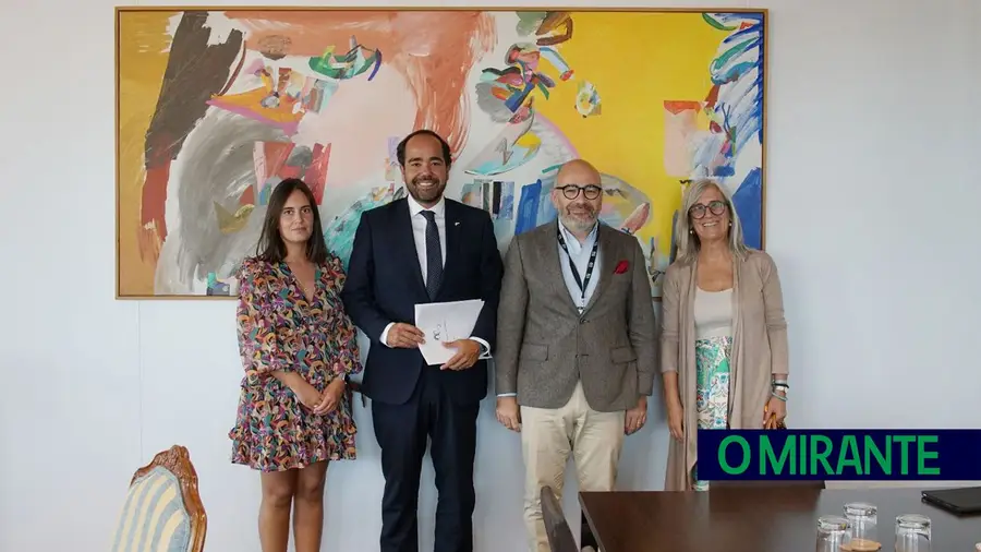 João Teixeira Leite e o ministro Miguel Pinto Luz, com a vereadora Beatriz Martins e a chefe de gabinete do presidente da Câmara de Santarém, Catarina Maia. FOTO – CM Santarém