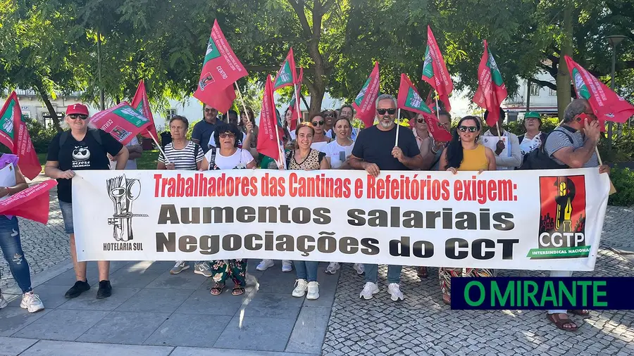 Funcionários das Cantinas participam em encontro em Santarém para reivindicar melhores condições de trabalho Funcionários das Cantinas participam em encontro em Santarém para reivindicar melhores condições de trabalho