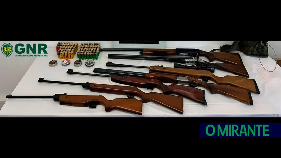 GNR apreende diversas armas na posse de um homem que agredia companheira em Benavente GNR apreende diversas armas na posse de um homem que agredia companheira em Benavente