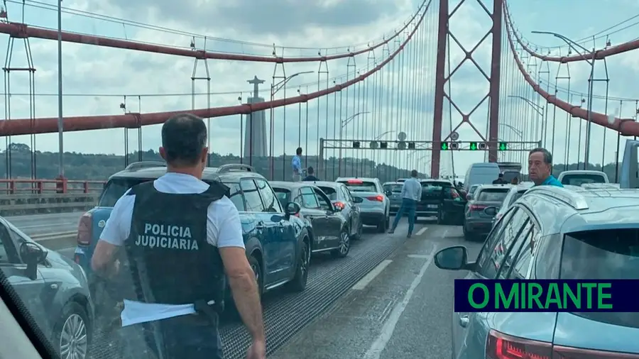 Assaltantes de ourivesarias em Fátima apanhados na Ponte 25 de Abril Assaltantes de ourivesarias em Fátima apanhados na Ponte 25 de Abril