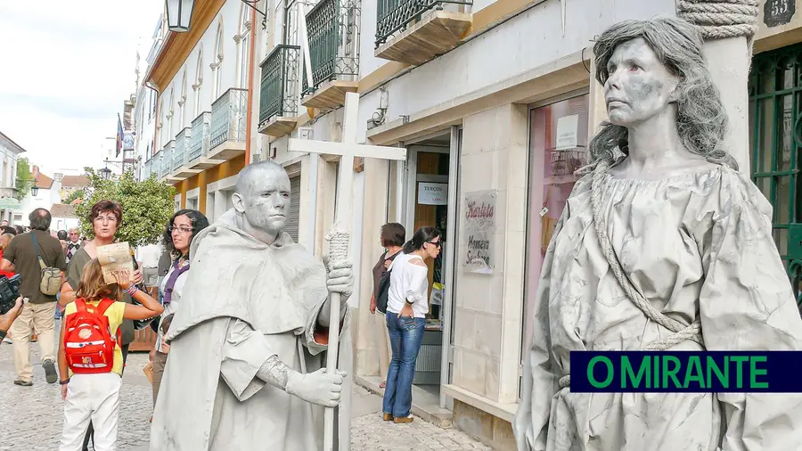 Oposição diz que Festival de Estátuas Vivas de Tomar morreu nas mãos da câmara Oposição diz que Festival de Estátuas Vivas de Tomar morreu nas mãos da câmara