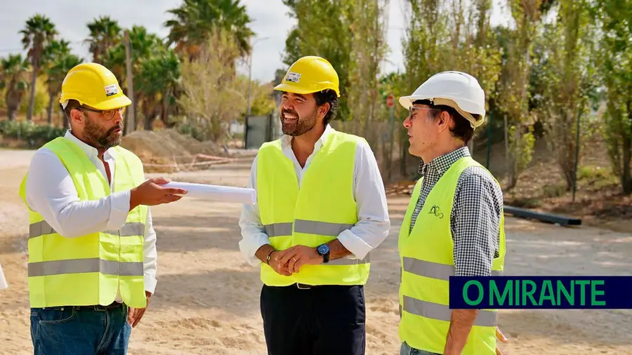 Investimento superior a 2,6 milhões cria mais 15 campos de padel em Santarém Investimento superior a 2,6 milhões cria mais 15 campos de padel em Santarém