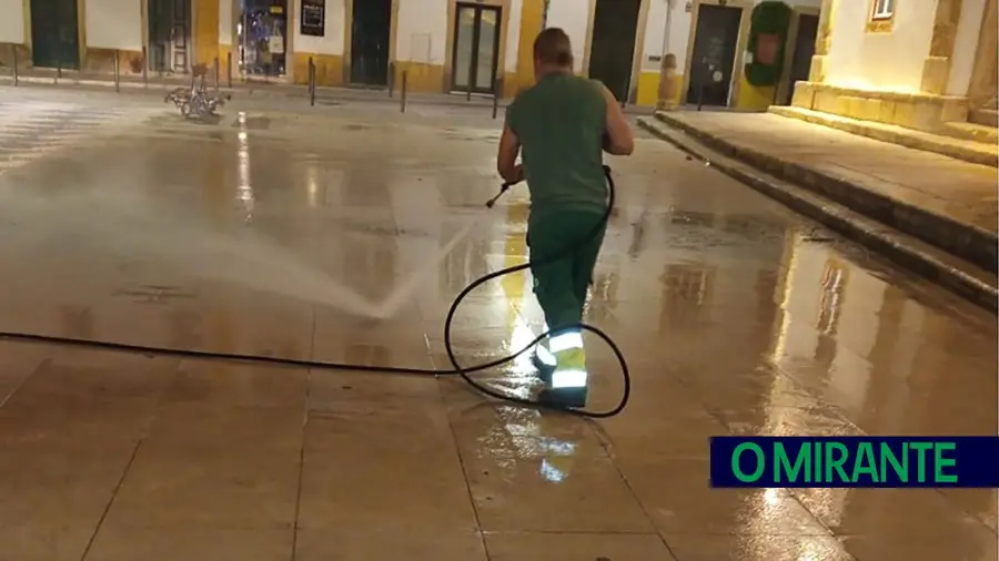 Lavagem dos principais arruamentos do centro histórico de Tomar Lavagem dos principais arruamentos do centro histórico de Tomar
