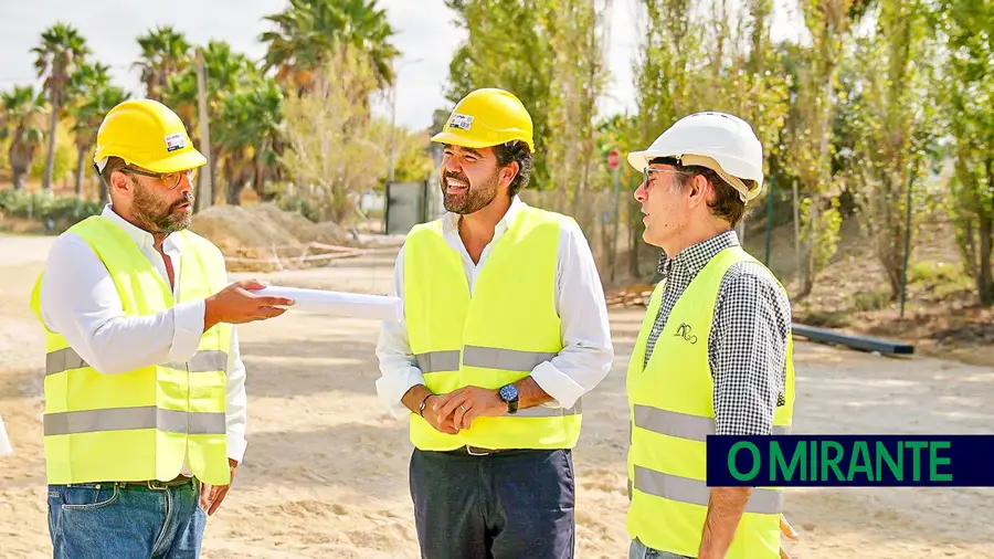 Investimento superior a 2,6 milhões cria mais 15 campos de padel em Santarém Investimento superior a 2,6 milhões cria mais 15 campos de padel em Santarém