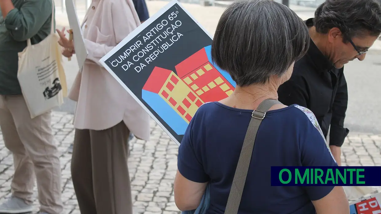 Desfile pelo direito à habitação em Santarém