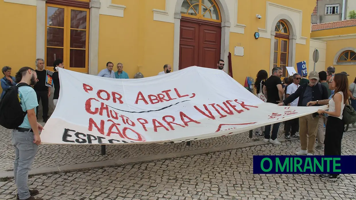 Desfile pelo direito à habitação em Santarém