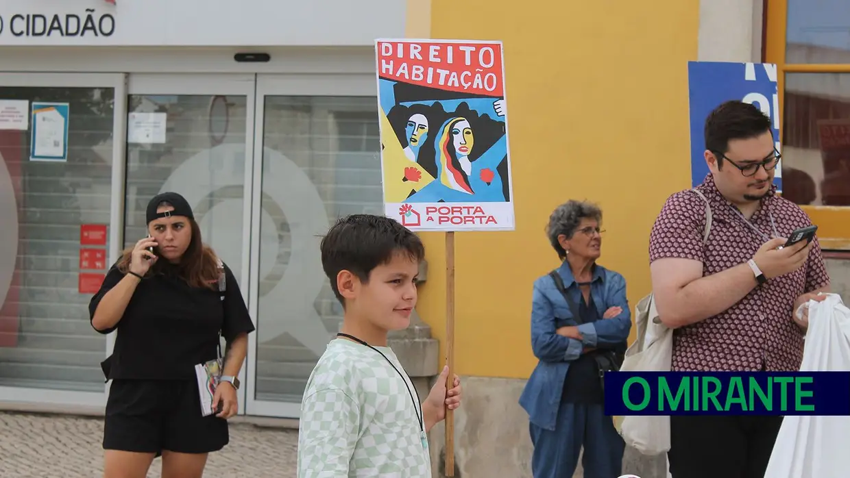 Desfile pelo direito à habitação em Santarém