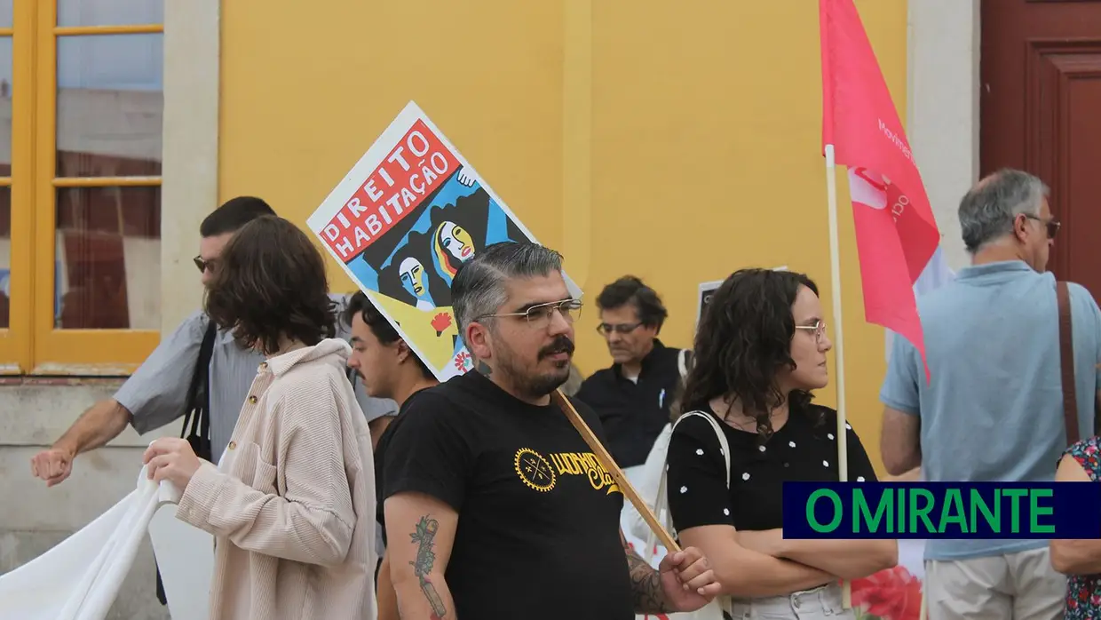 Desfile pelo direito à habitação em Santarém