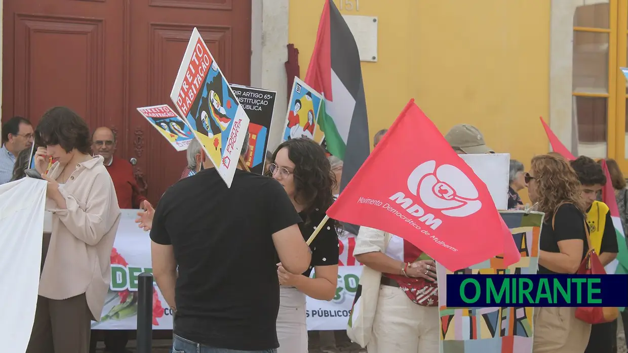 Desfile pelo direito à habitação em Santarém