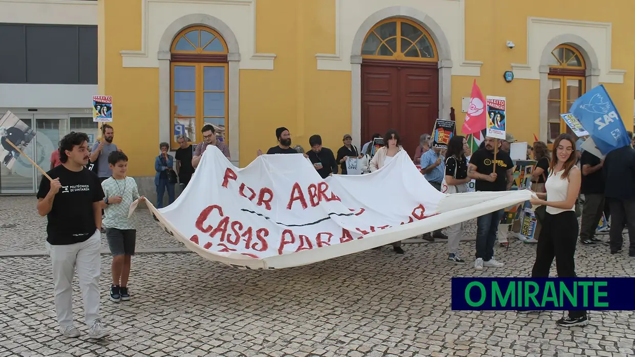 Desfile pelo direito à habitação em Santarém