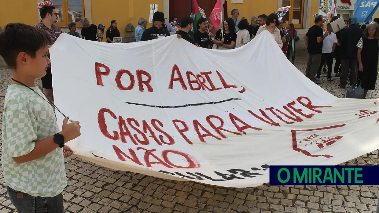 Desfile pelo direito à habitação em Santarém