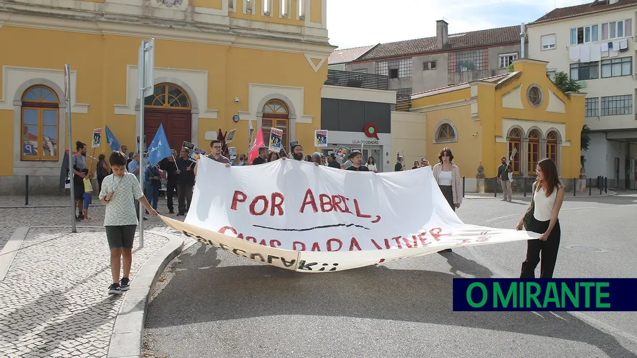 Desfile pelo direito à habitação em Santarém