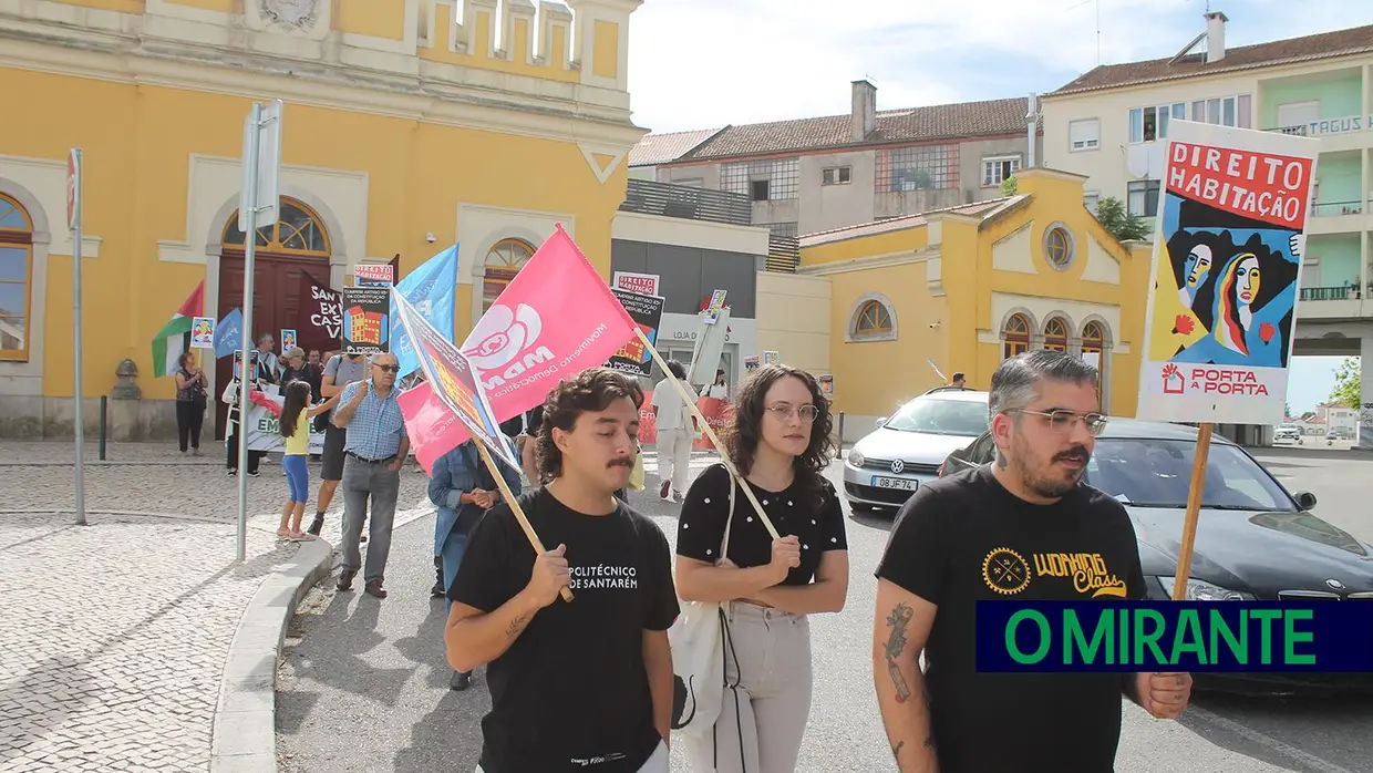 Desfile pelo direito à habitação em Santarém