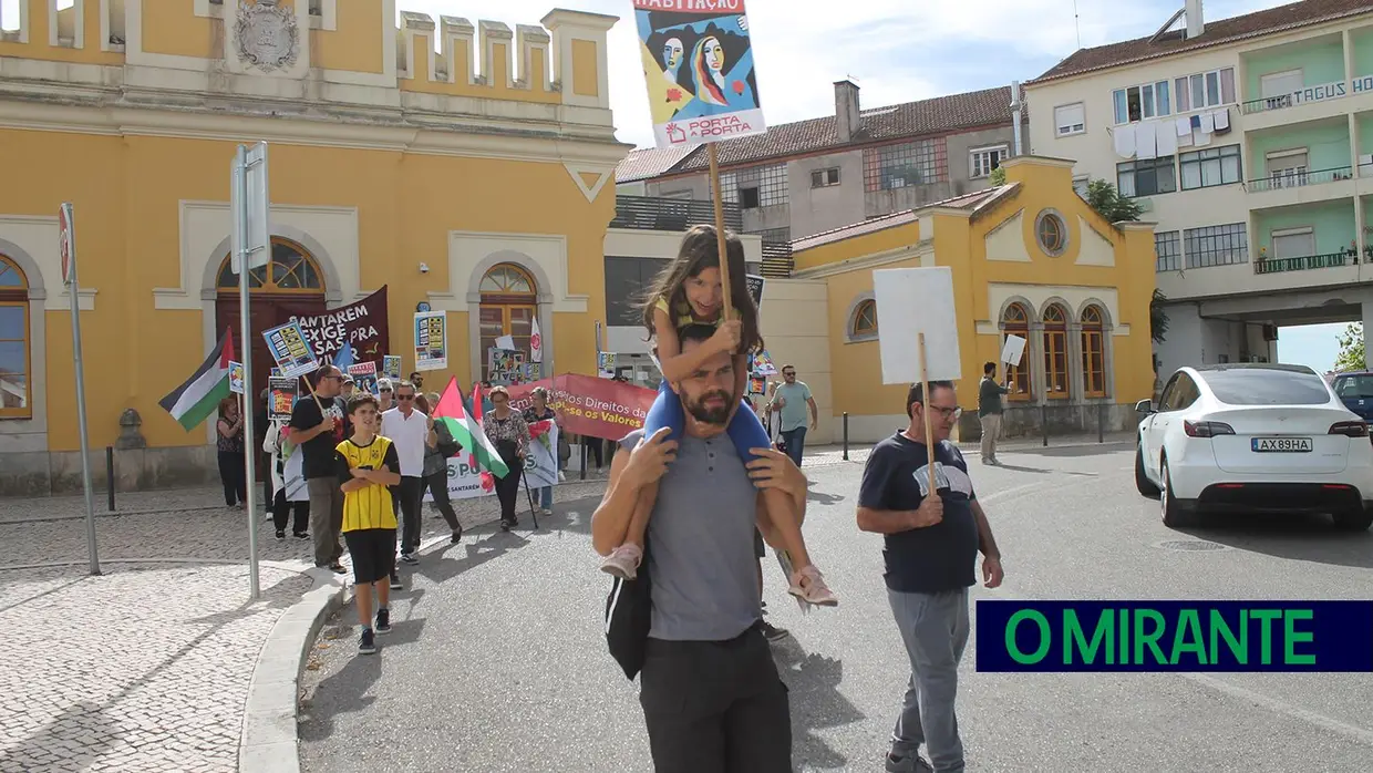 Desfile pelo direito à habitação em Santarém