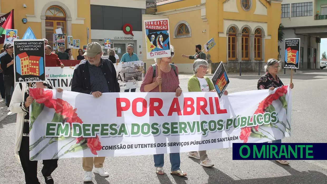 Desfile pelo direito à habitação em Santarém